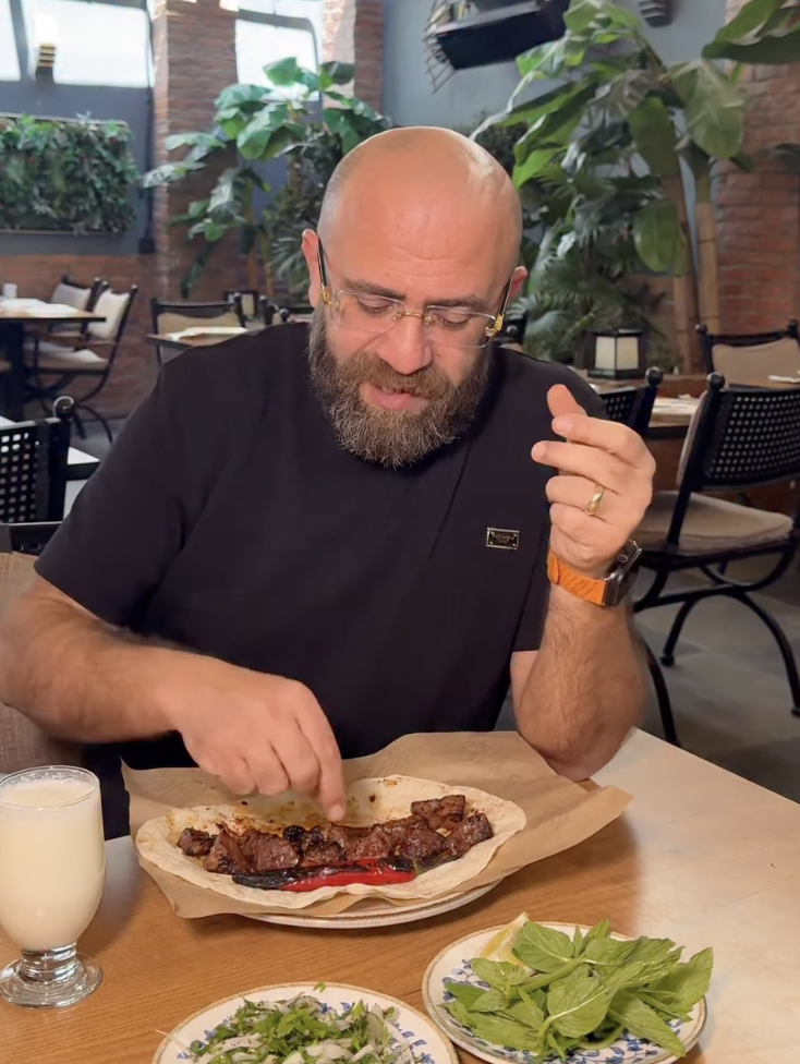 Ciğerci Hüseyin sahibi Antep usulü küşleme ciğer kebabı tadıyor