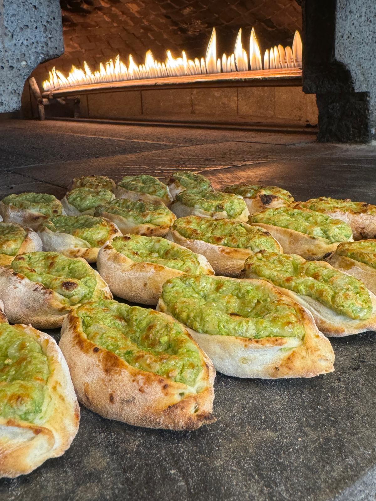 Taş fırında pişen Ciğerci Hüseyin pidesi