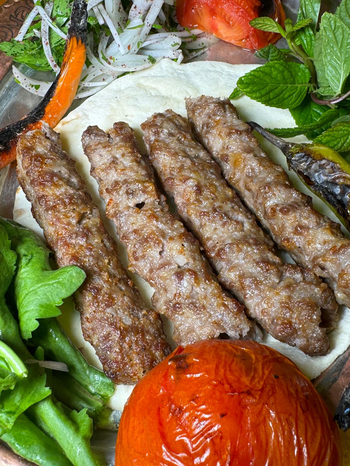 Közde pişen Antep Adana kebabı tabakta sunum