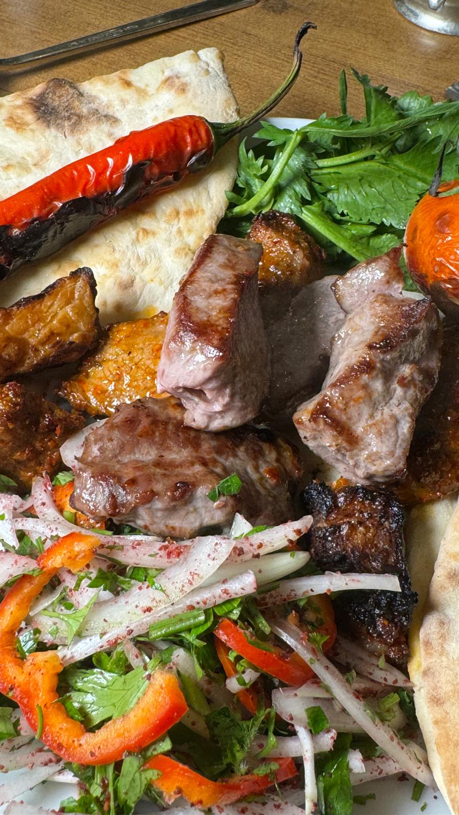 Antep usulü kuşbaşı kebap, lavaş, közlenmiş biber ve domates