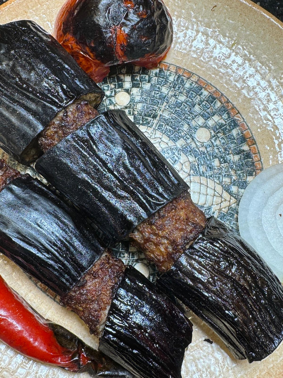 Közlenmiş patlıcan kebabı tabakta sunum